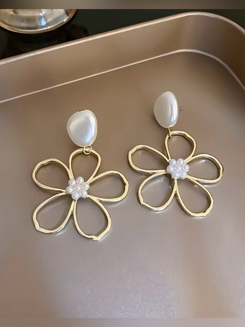 NEW! Gold Floral Pearl-Cluster Drop Earrings 🌸 Flower Earrings (A2-71) - Picture 4 of 5